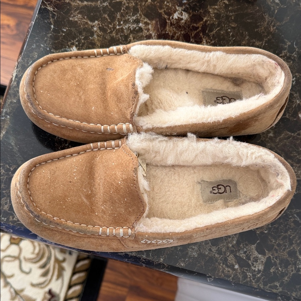 UGG Woman Tan Suede Slippers